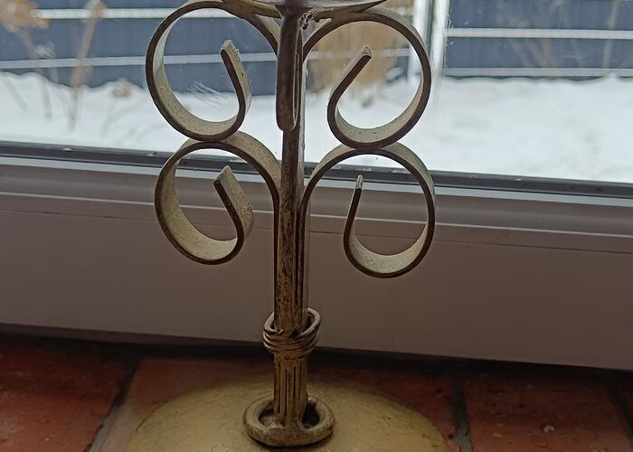 Grajewo ogłoszenia: Sprzedam ciekawy świecznik cały jest metalowy i szkło...